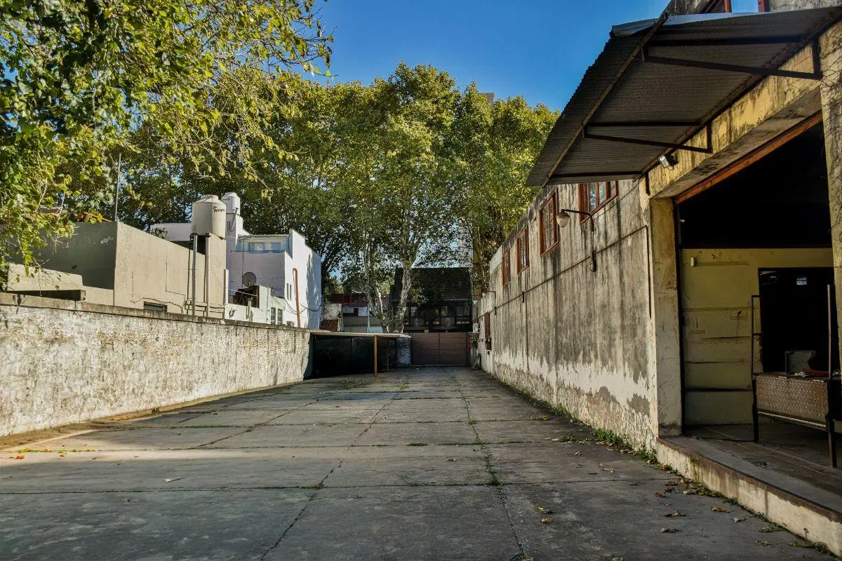 Imponente galpón en alquiler en Villa del Parque 3