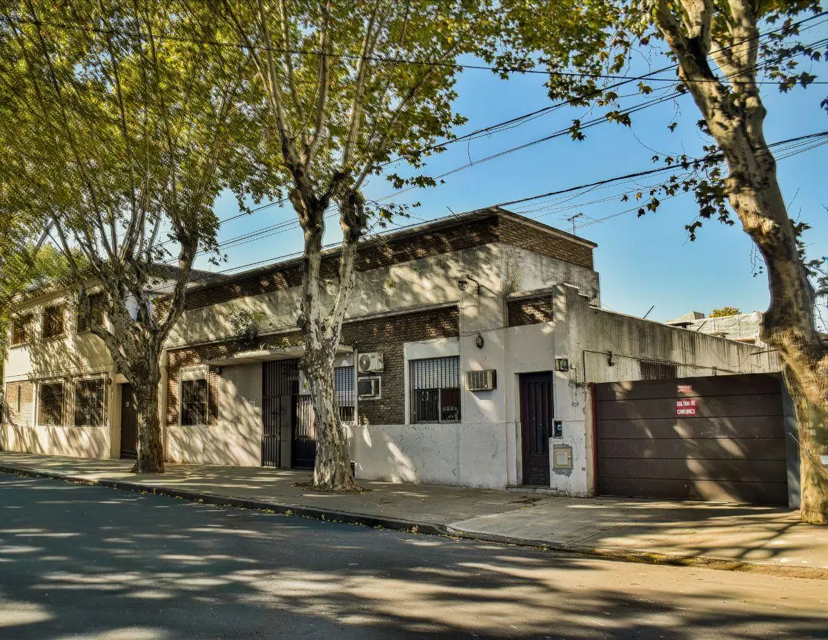 Imponente galpón en alquiler en Villa del Parque 5