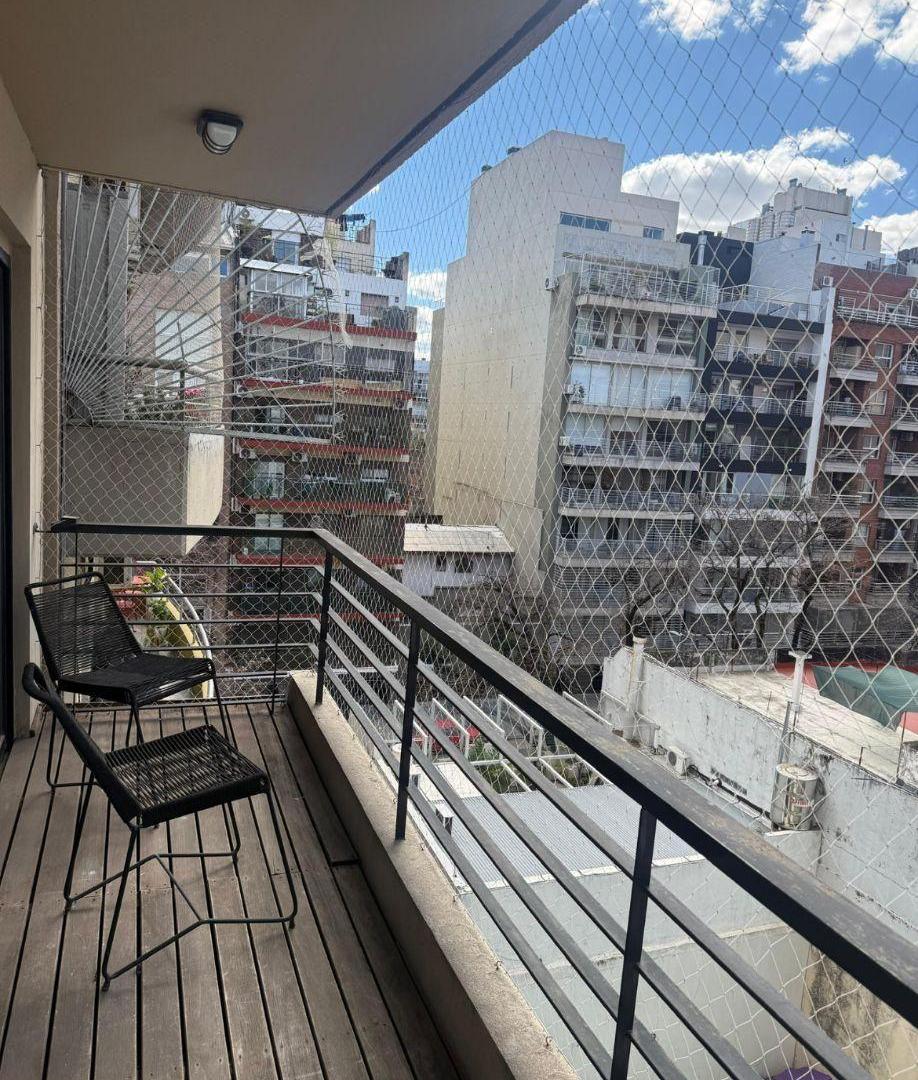 Foto de Dos Ambientes con Cochera Fija y Balcón - Edificio Moderno, imagen 1