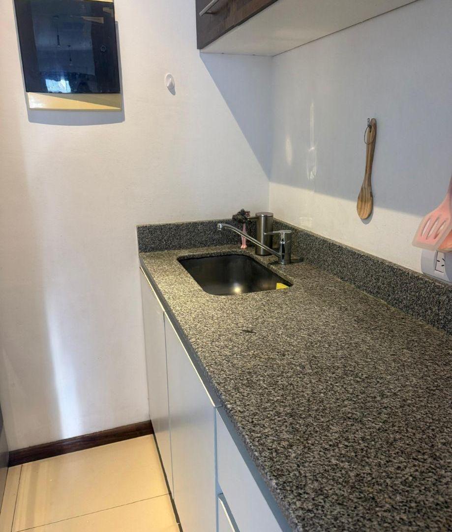 Foto de Dos Ambientes con Cochera Fija y Balcón - Edificio Moderno, imagen 3