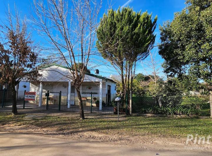 Casa sobre calle Sup. Entrerriano, e/ Perón y Rosas. Amplio Lote. SAN JOSE.