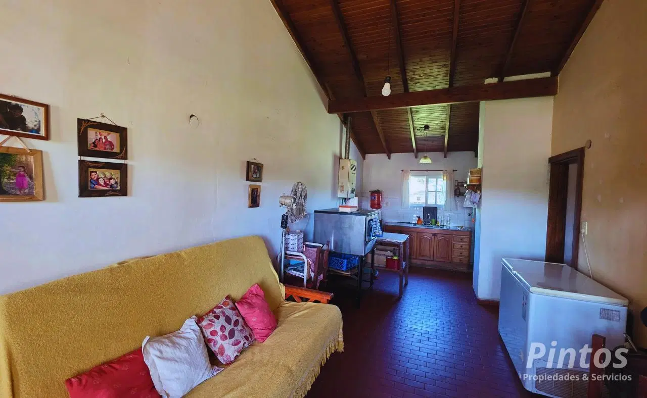 Casa a solo media cuadra de Acceso a Pueblo Liebig. Gran oportunidad. 4