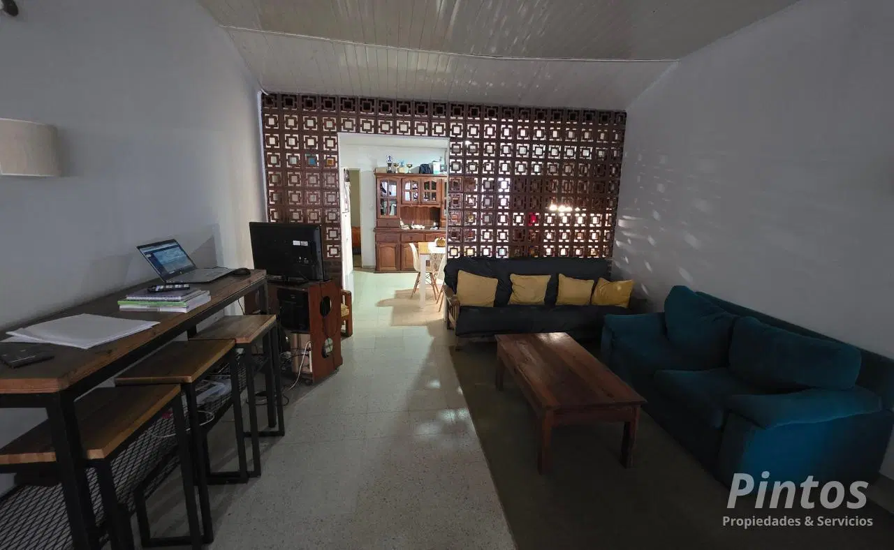 Casa sobre calle 17 de Mayo (asfaltada). Extenso lote. Excelente ubicación. 4