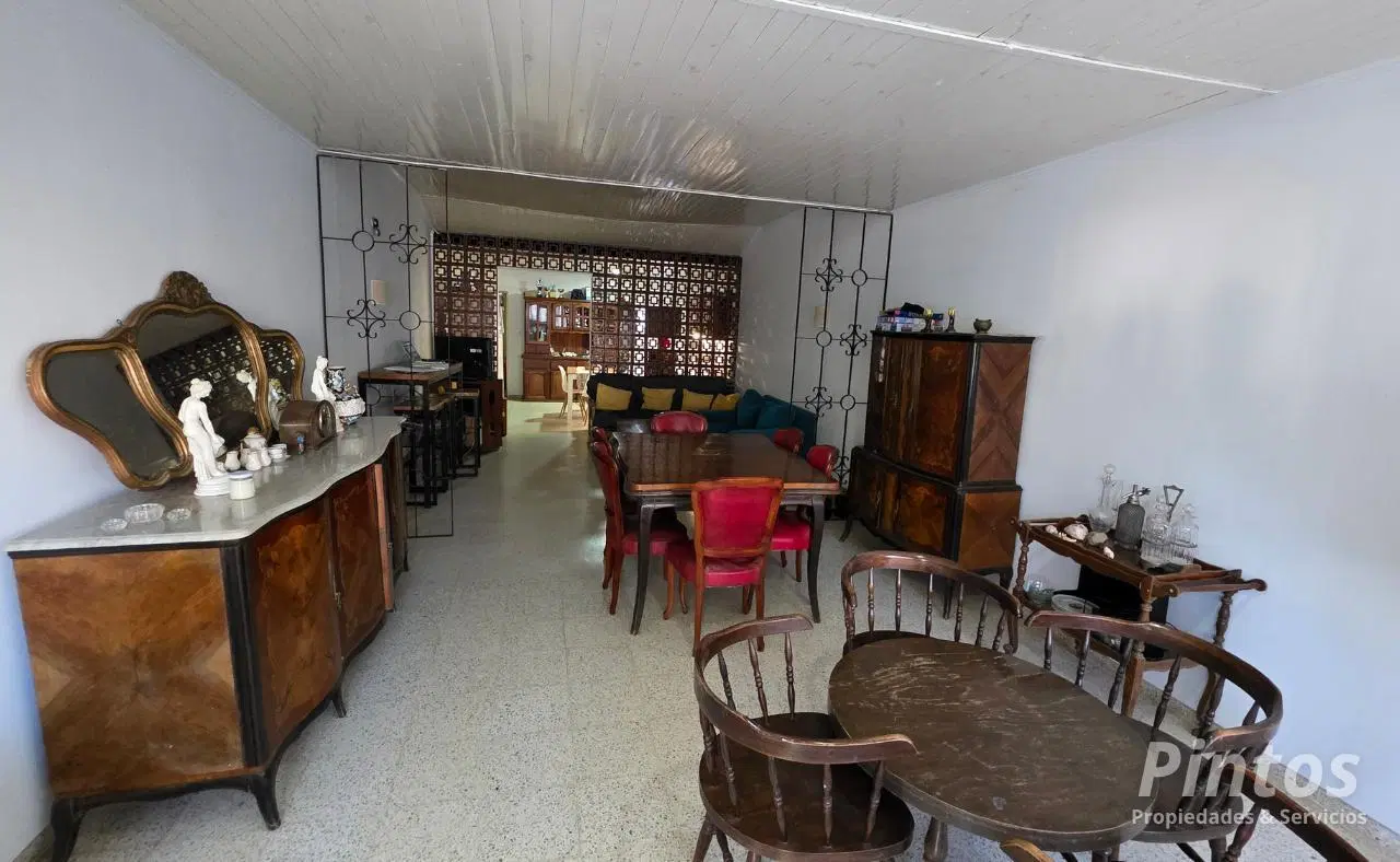 Casa sobre calle 17 de Mayo (asfaltada). Extenso lote. Excelente ubicación. 5