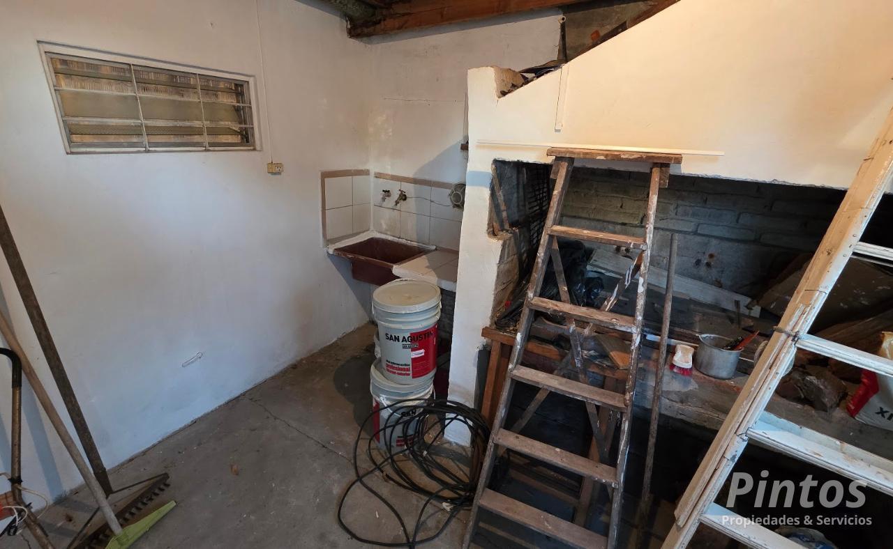 Foto de Casa con extenso terreno sobre Sourigues, a 150 mts de Ac. Dr. Bastián., imagen 2