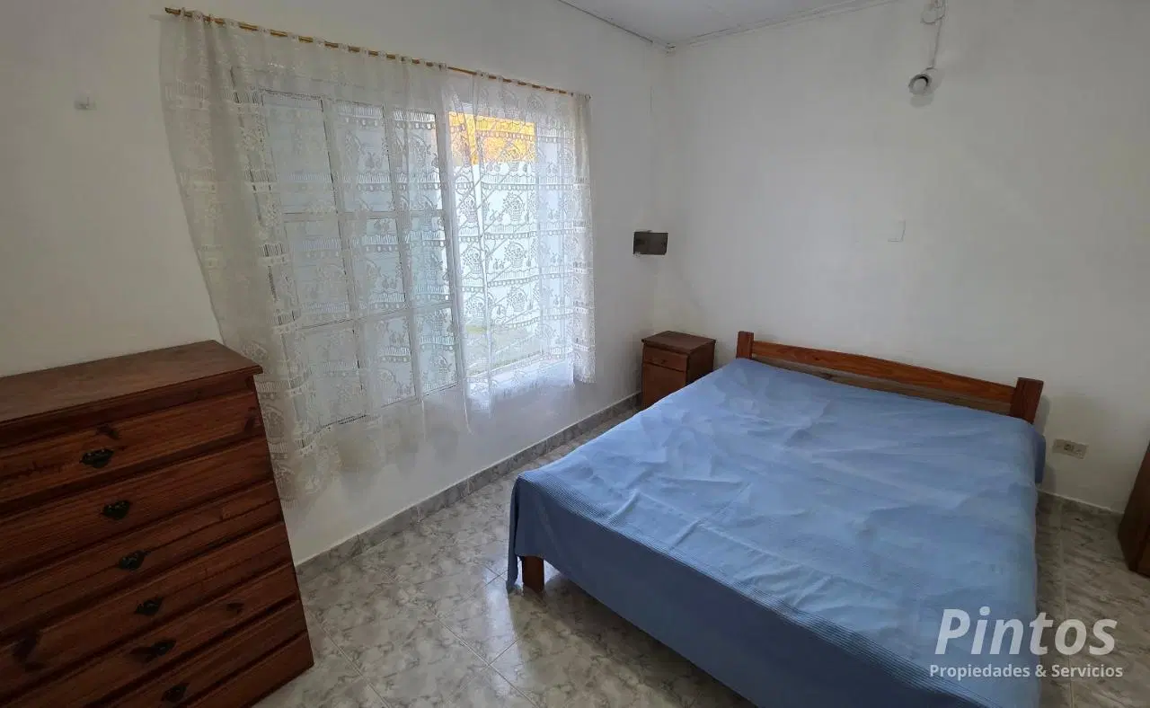 Casa con extenso terreno sobre Sourigues, a 150 mts de Ac. Dr. Bastián. 5
