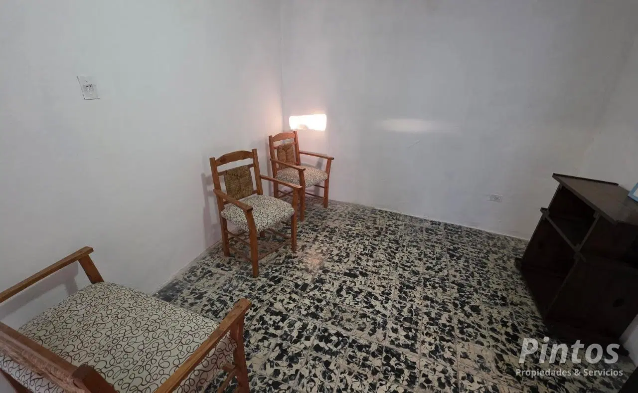 Casa con extenso terreno sobre Sourigues, a 150 mts de Ac. Dr. Bastián. 3