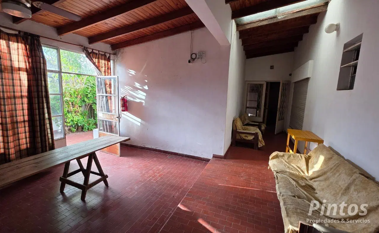 Casa céntrica con salida a dos calles, sobre San Martín. SAN JOSE. 5