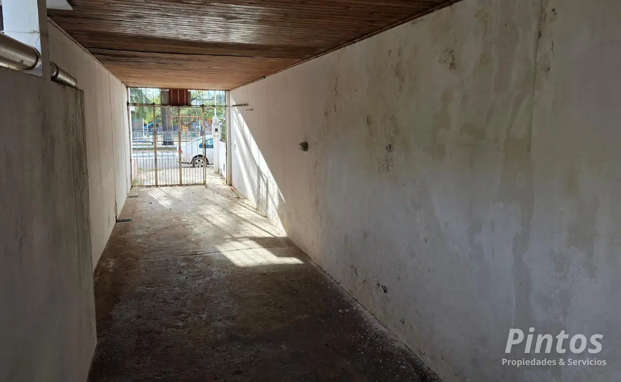 Casa céntrica con salida a dos calles, sobre San Martín. SAN JOSE. 4