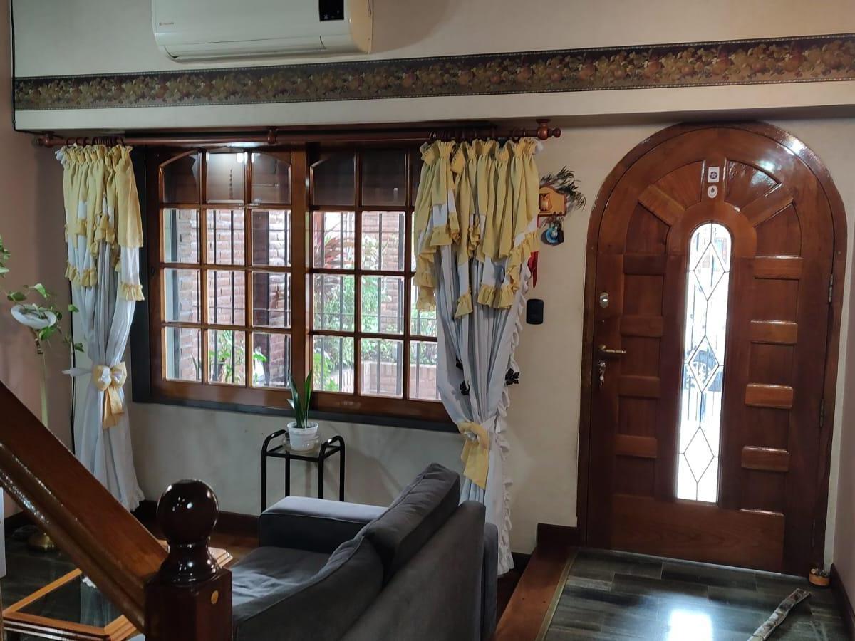 Casa en Lote Propio de 4 Ambientes con Cochera, Patio, Quincho, 3 Baños