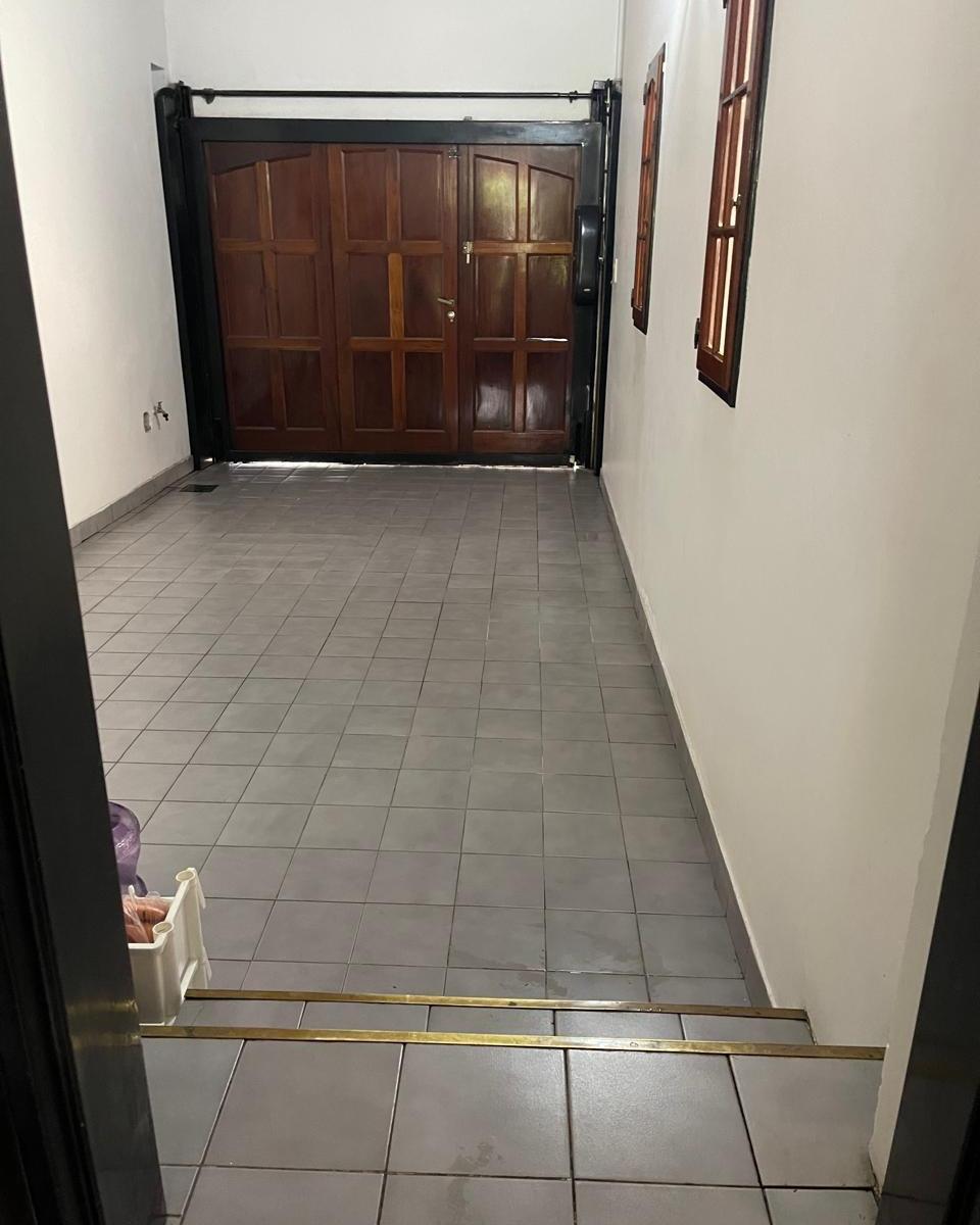 Foto de Casa Sobre Lote de 8,66 x 26,50 Cochera 2 Autos Playroom Pileta Suite, imagen 2