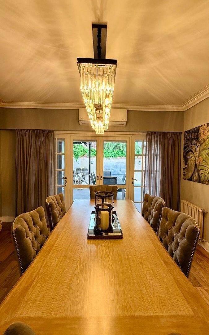 Casa en Lote Propio de 8,66 x 28mts con Cochera 4 Autos, Dependencia, Pileta, Categoria Superior