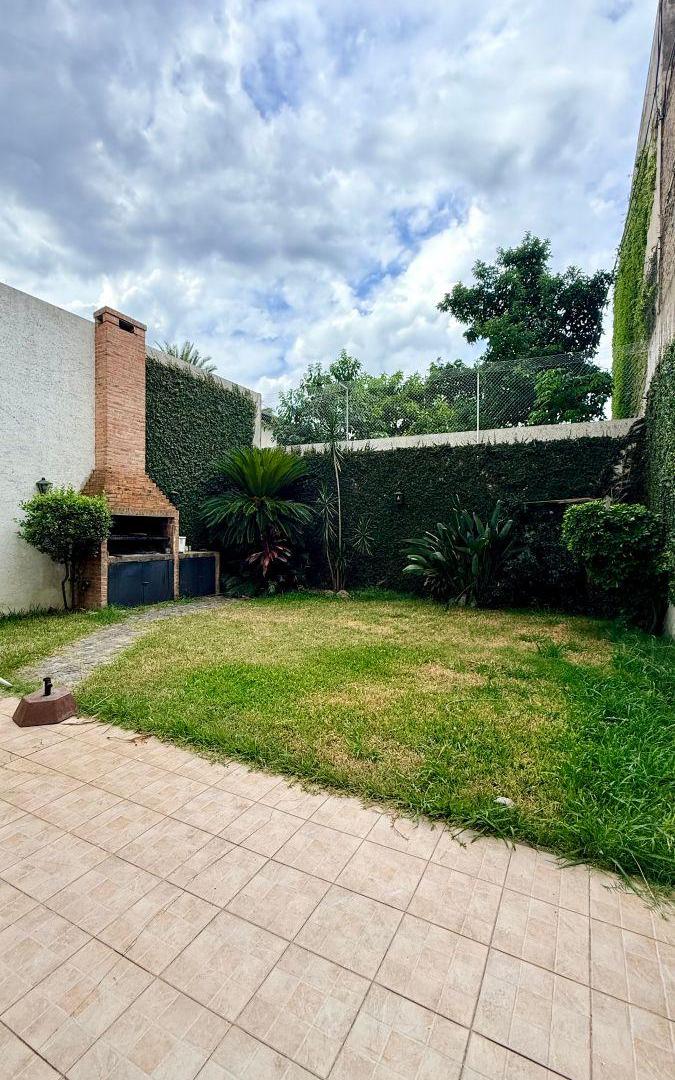 Tipo Casa 4 Ambientes al Contrafrente en Planta Baja con Patio, Fondo, Parrilla y dos Baños