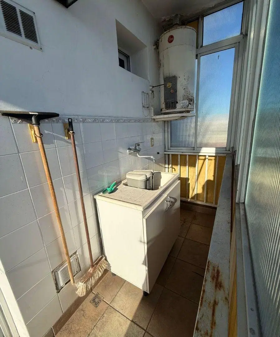 Departamento de 3 Ambiente en Edificio al Contra Frente con Balcon, Lavadero y Cochera Movil 5