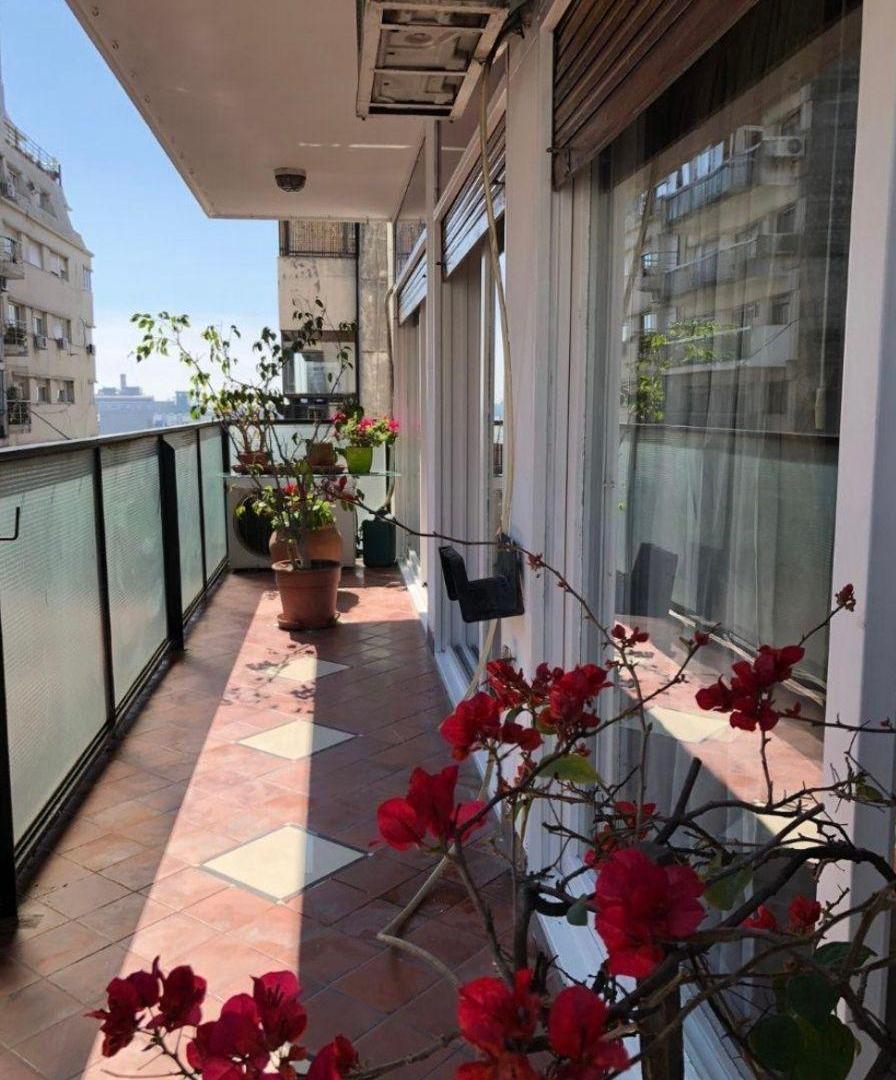 Venta o Alquiler Todo Luz, Excelente Ubicacion, 4 Amb + Dep + Cochera en Recoleta