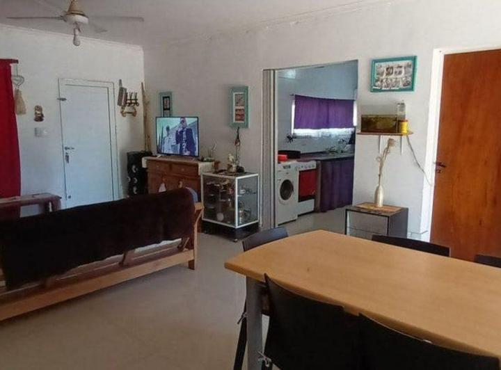Se vende casa con gran potencial, 2 dormi y pileta 2