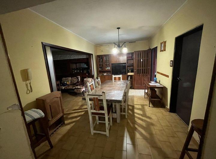Venta casa con garage, local y departamento 3