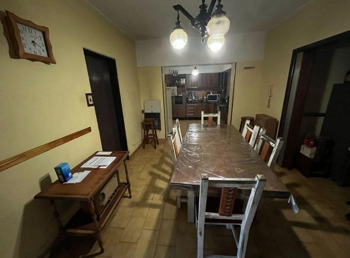 Venta casa con garage, local y departamento 5