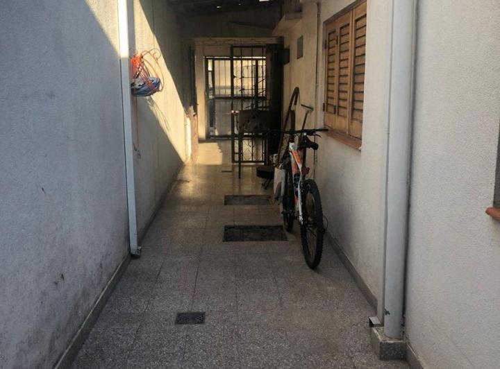 Venta casa con garage, local y departamento 2