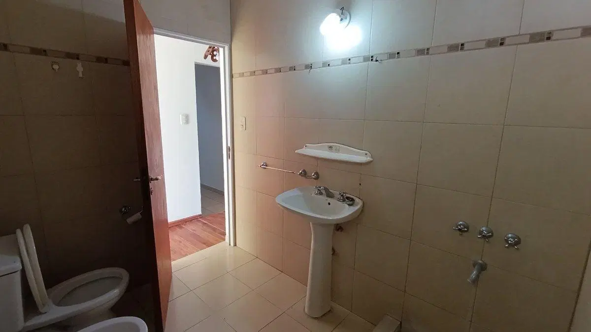 EN VENTA 2 DEPARTAMENTOS + 2 LOCALES COMERCIALES 3