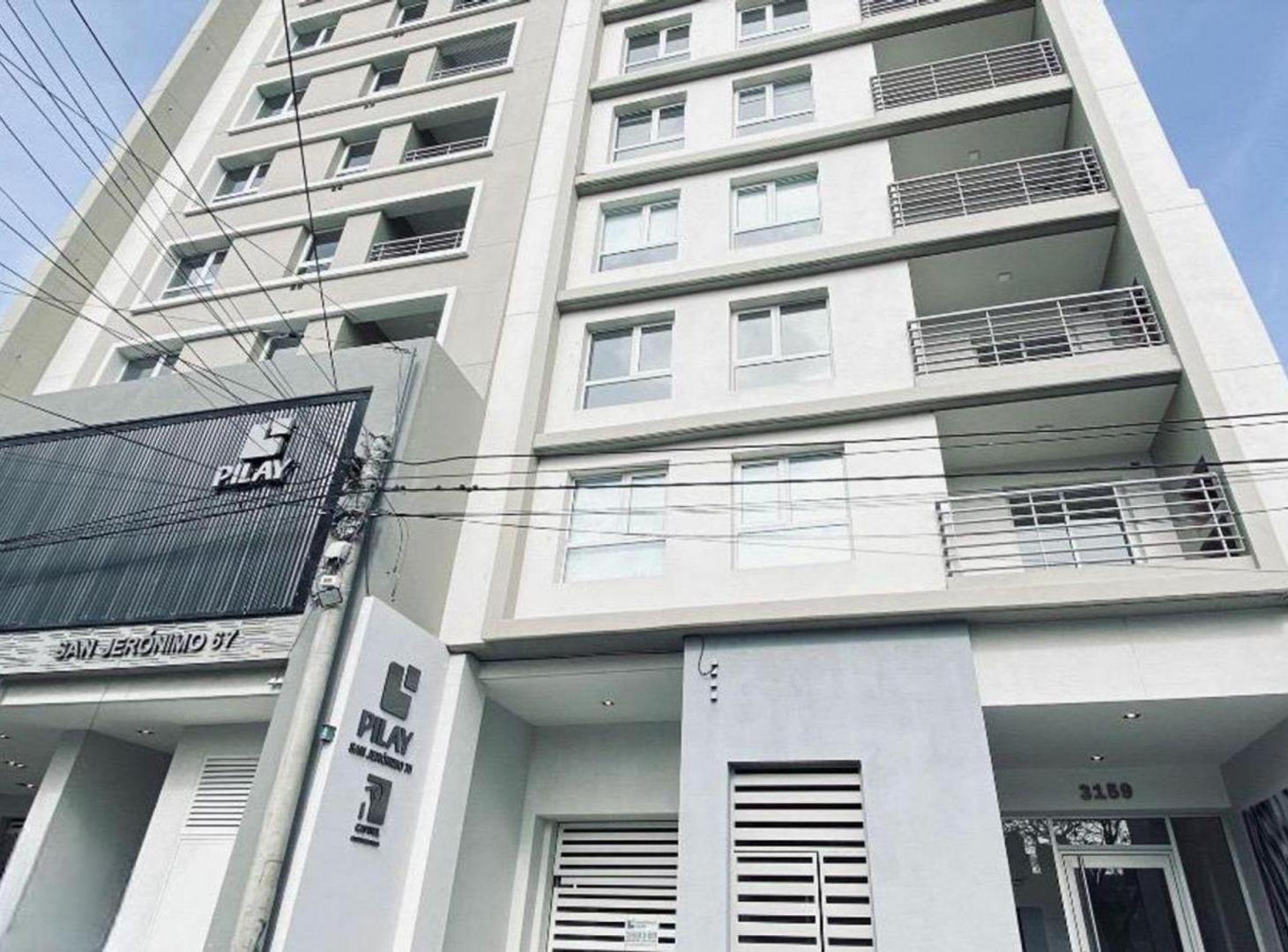 Se vende cochera en edificio Pilay