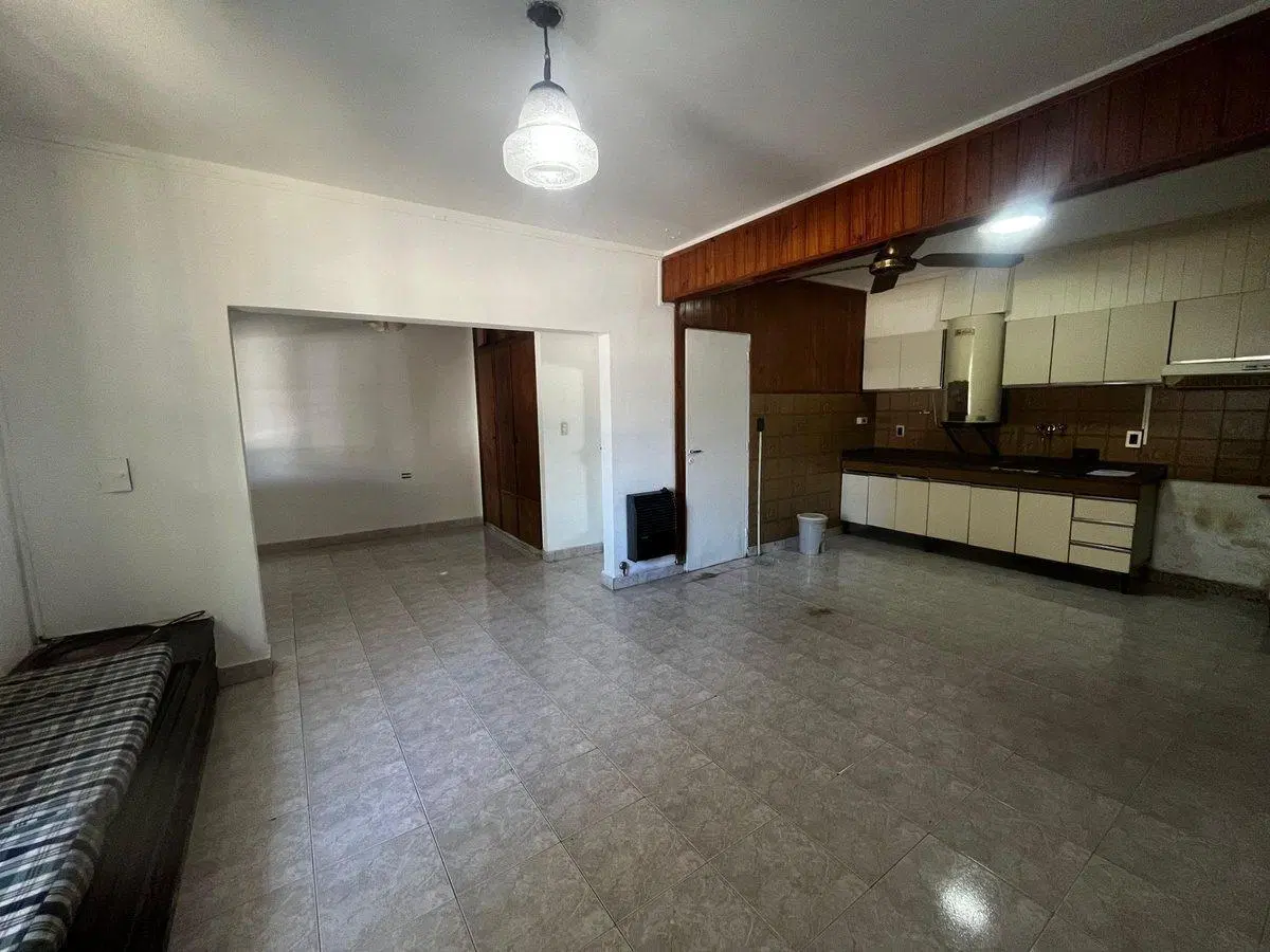 SE VENDE CASA 3 DORMITORIOS COCHERA/ PARQUE GARAY 2