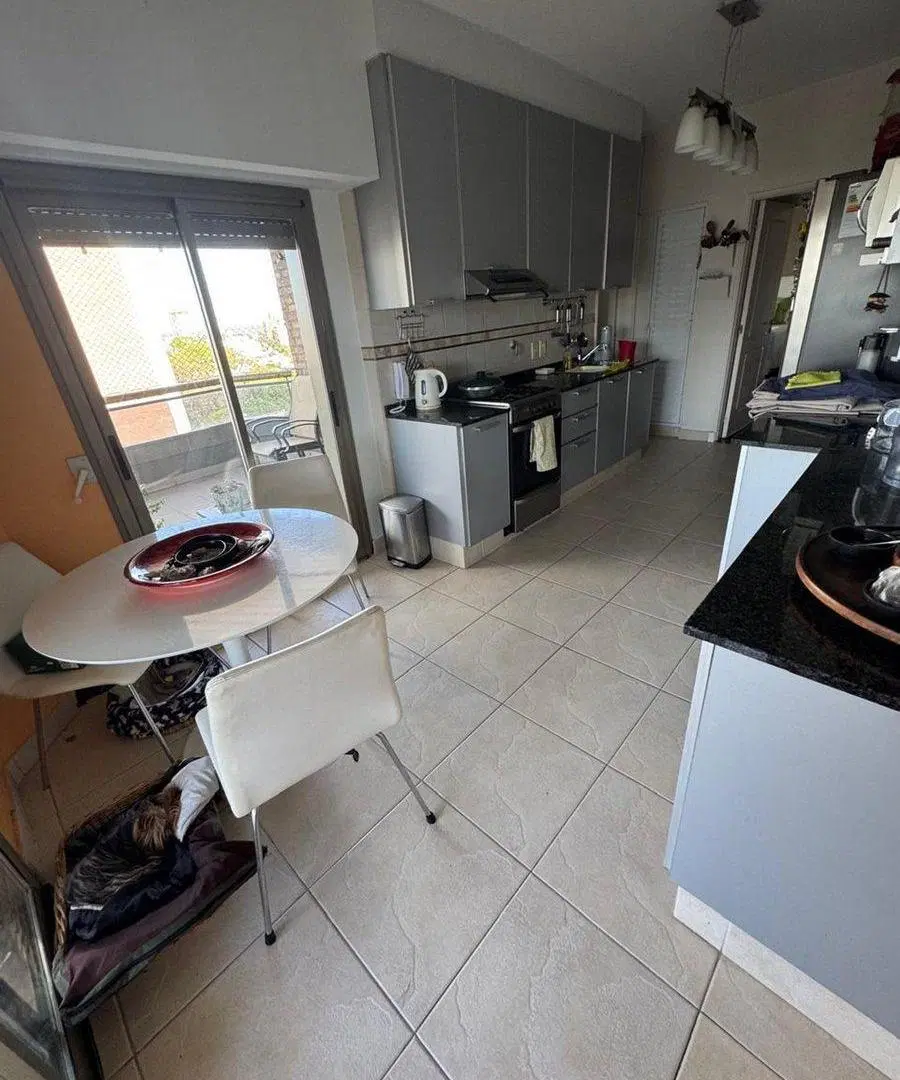 PISO EN VENTA SOBRE BV Y NECOCHEA! CON 2 COCHERAS! 5