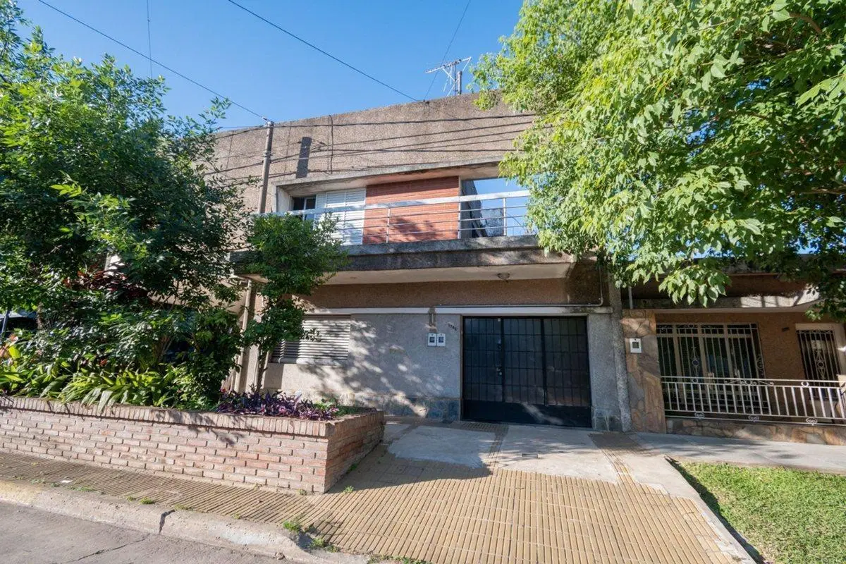 SE VENDE CASA + LOCAL COMERCIAL EN BARRIO CANDIOTI 4
