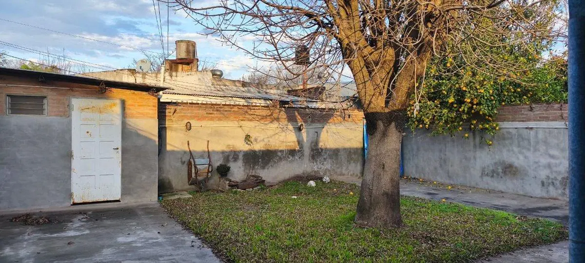 SE VENDE CASA 2 DORMITORIOS, COCHERA EN SANTO TOME 5