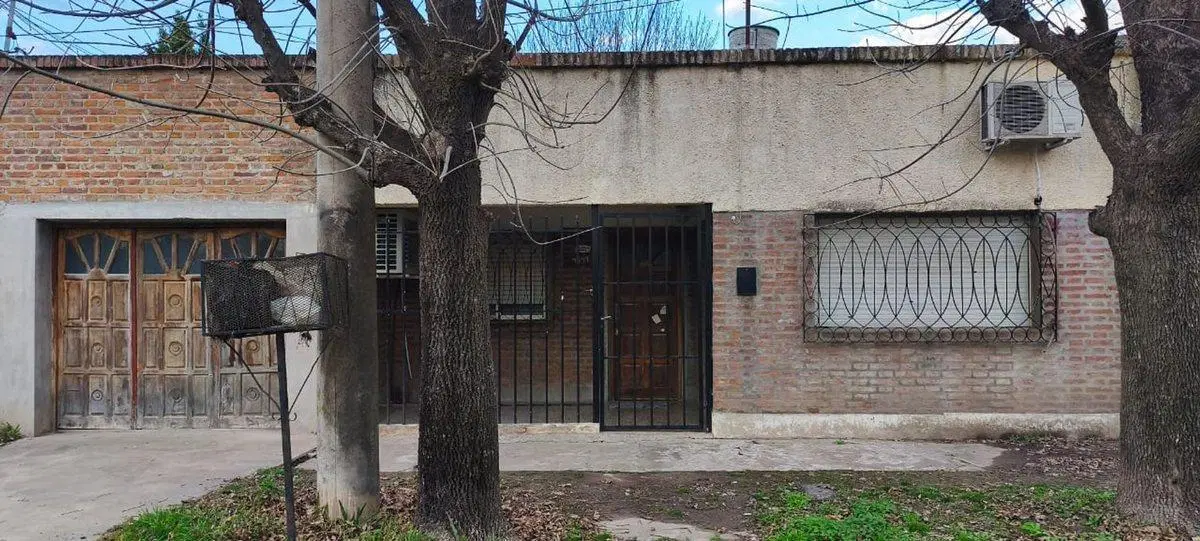 SE VENDE CASA 2 DORMITORIOS, COCHERA EN SANTO TOME 3