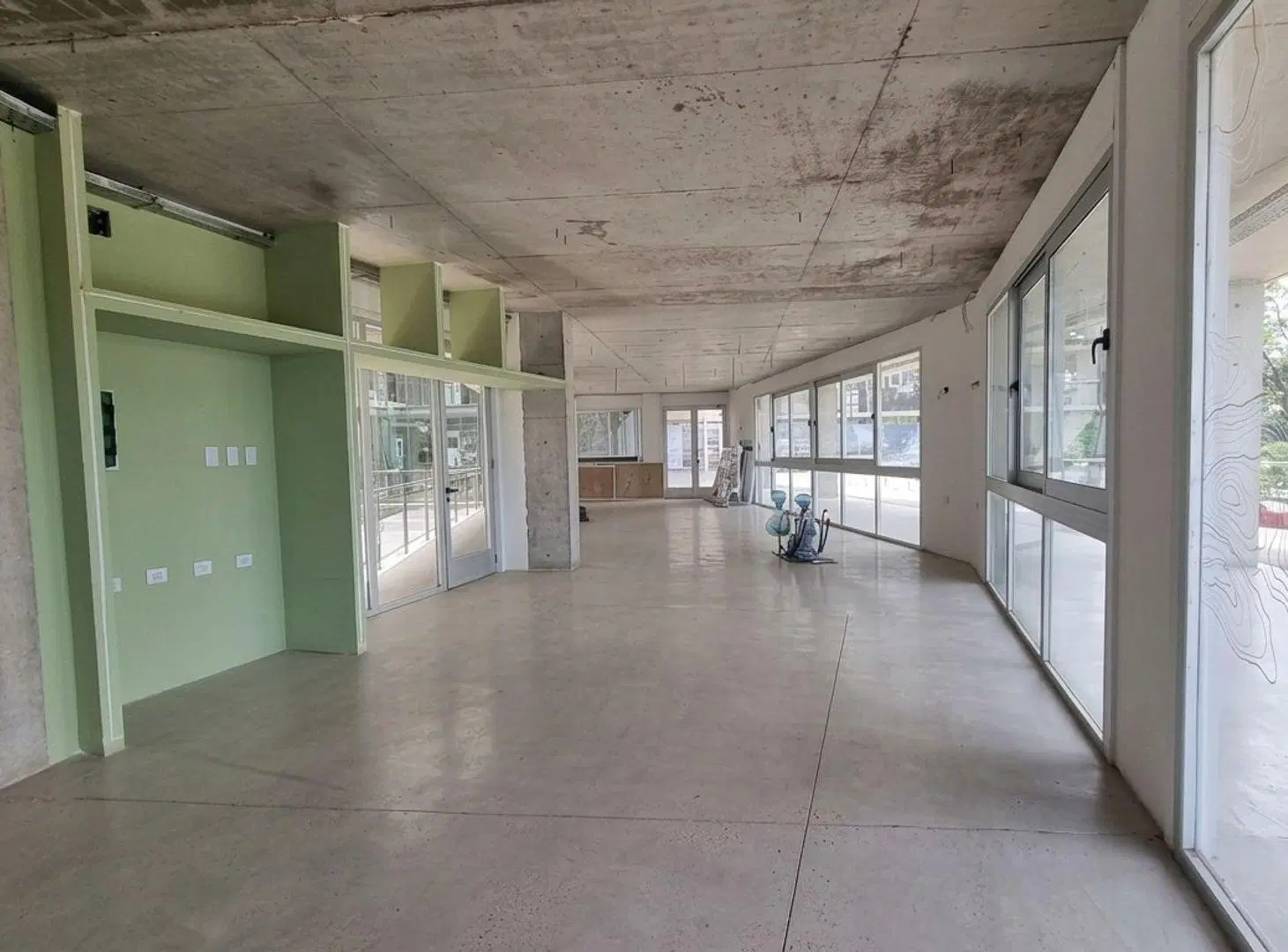 SE VENDE LOCAL COMERCIAL EN EL PUERTO 4