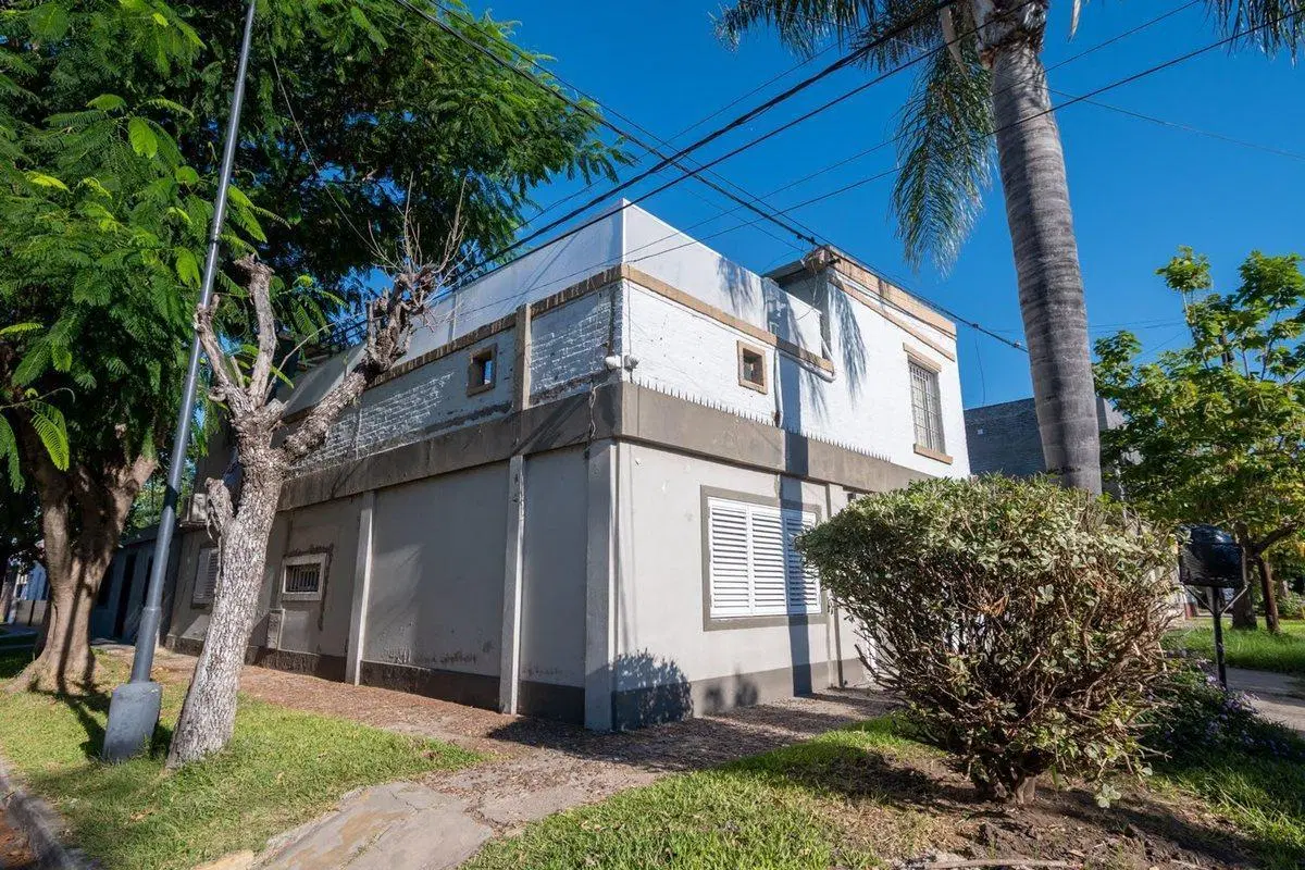 CASA DE 3 DORM. QUINCHO Y COCHERA EN VENTA 2