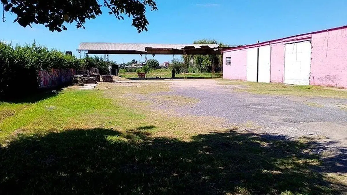SE VENDE GALPON CON GRAN TERRENO SOBRE BLAS PARERA 2