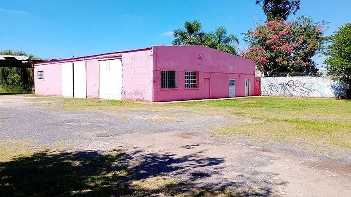 SE VENDE GALPON CON GRAN TERRENO SOBRE BLAS PARERA 5