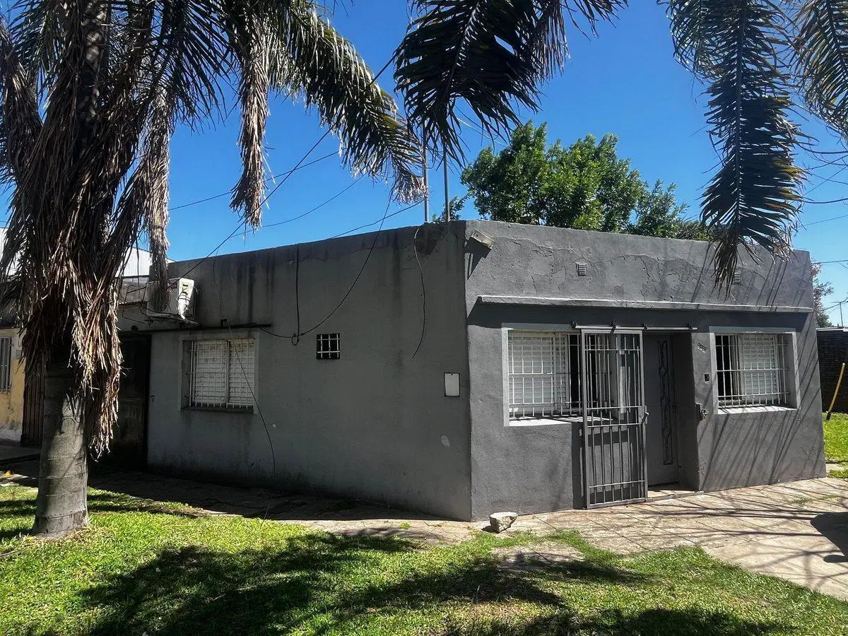 SE VENDE CASA 2 DORM Y PATIO NORTE DE SANTA FE 5