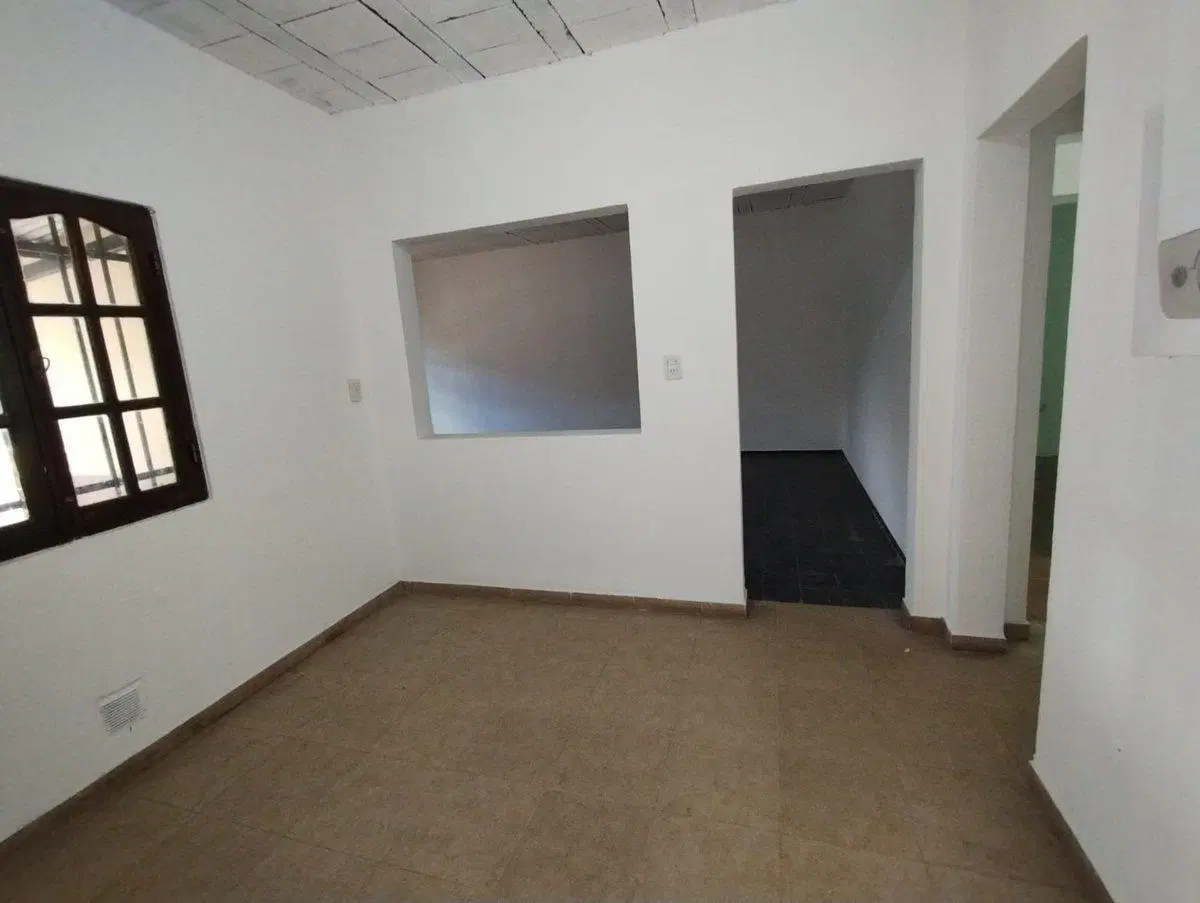 Se vende casa a metros de avenida F. Zuviria. 4