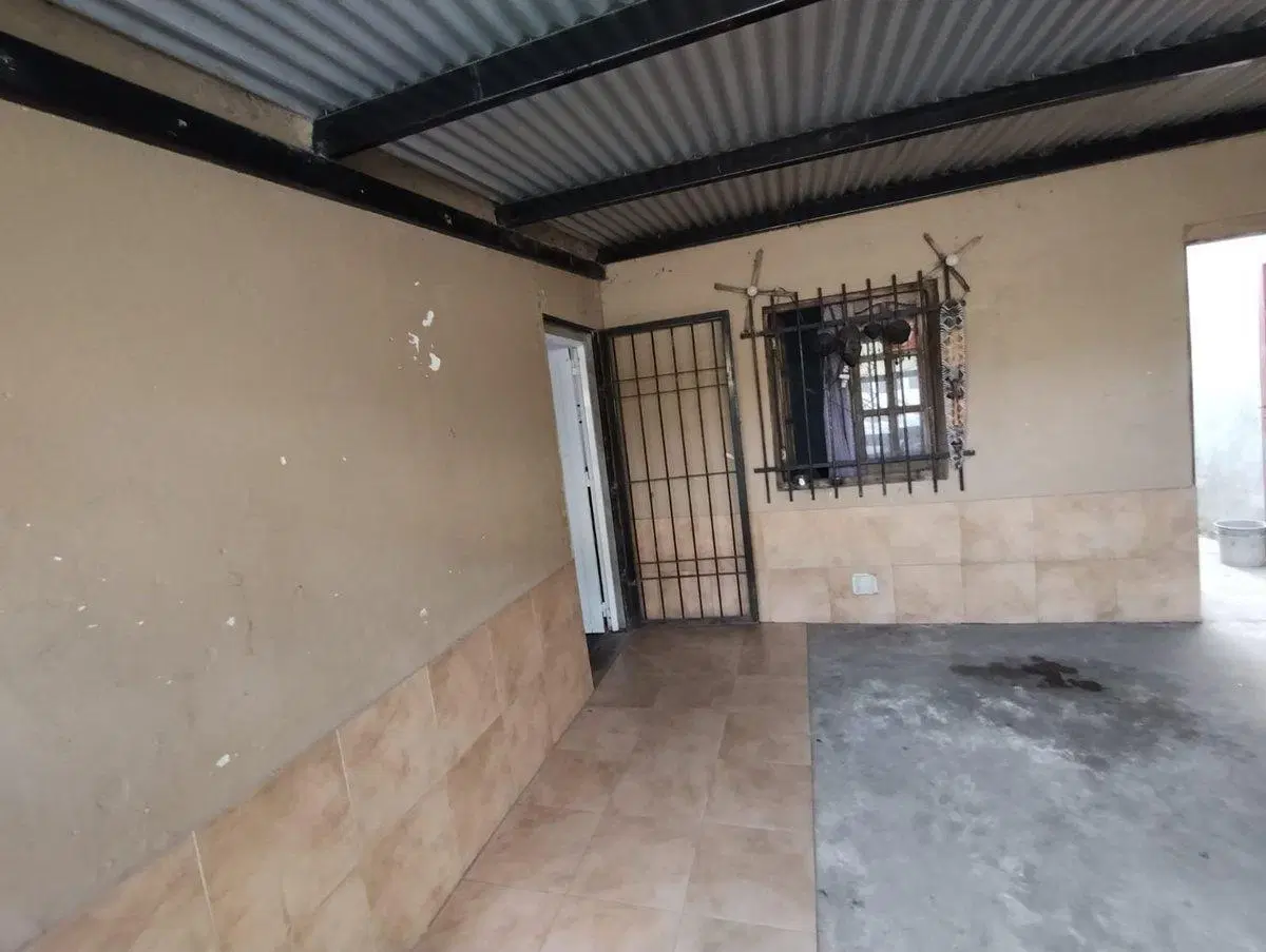 Se vende casa a metros de avenida F. Zuviria. 5
