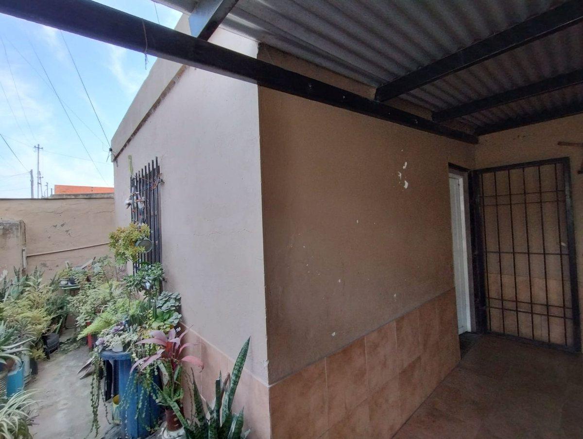 Se vende casa a metros de avenida F. Zuviria.