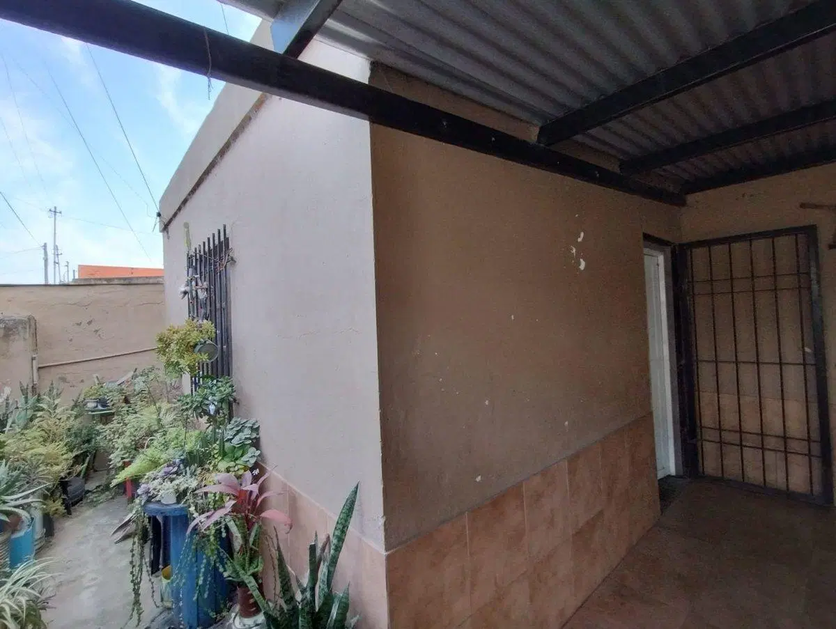 Se vende casa a metros de avenida F. Zuviria. 3