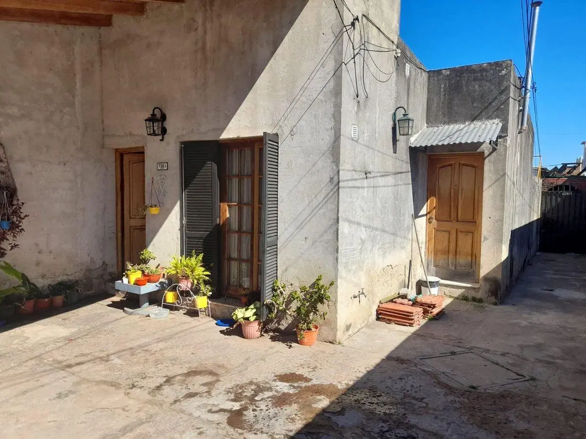 Venta casa al frente Lavalle 7300 4