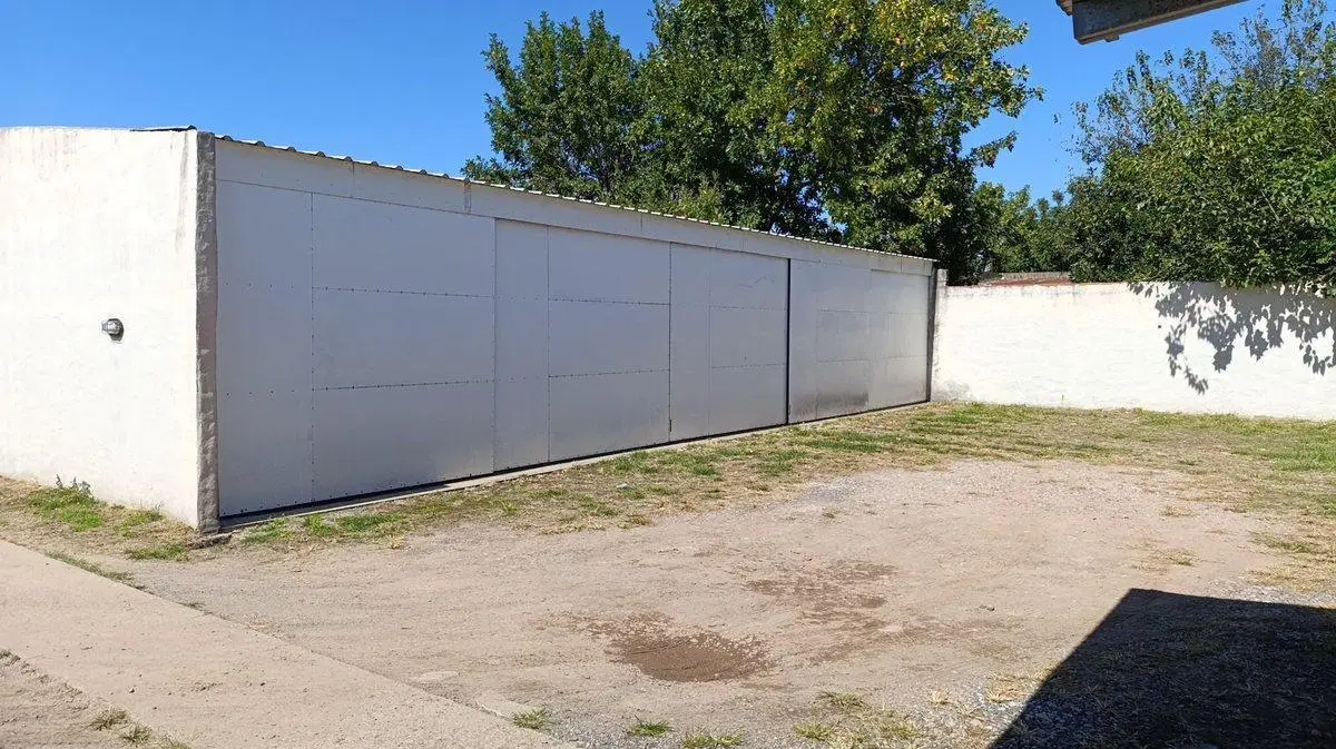 SE VENDEN COCHERAS Y GALPON, EXCELENTE UBICACION 4