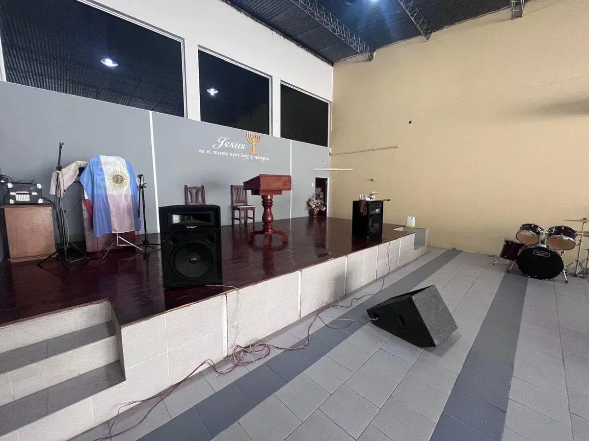 Se vende gran salón sobre Av. Lujan - Santo Tome 5
