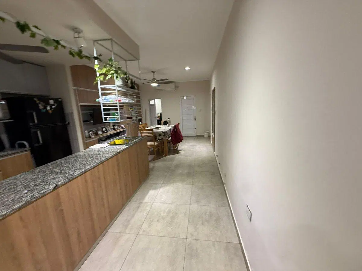 SE VENDE CASA DE 3 DORMITORIOS CON 2 COCHERAS! 4
