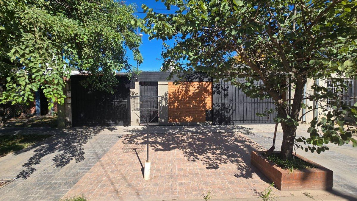 SE VENDE CASA DE 3 DORMITORIOS CON 2 COCHERAS!