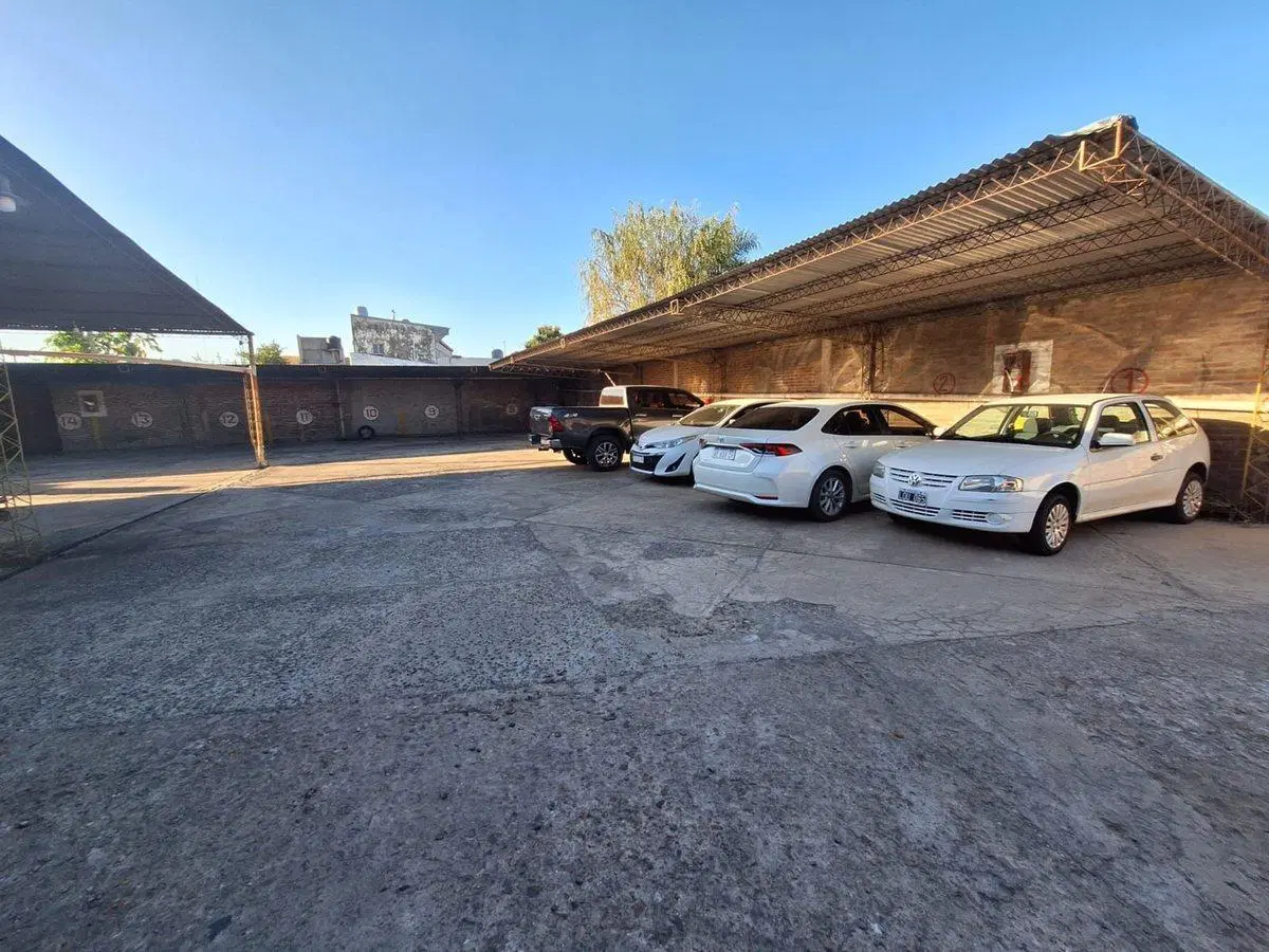 VENTA COMPLEJO DE COCHERAS Y DPTO 4
