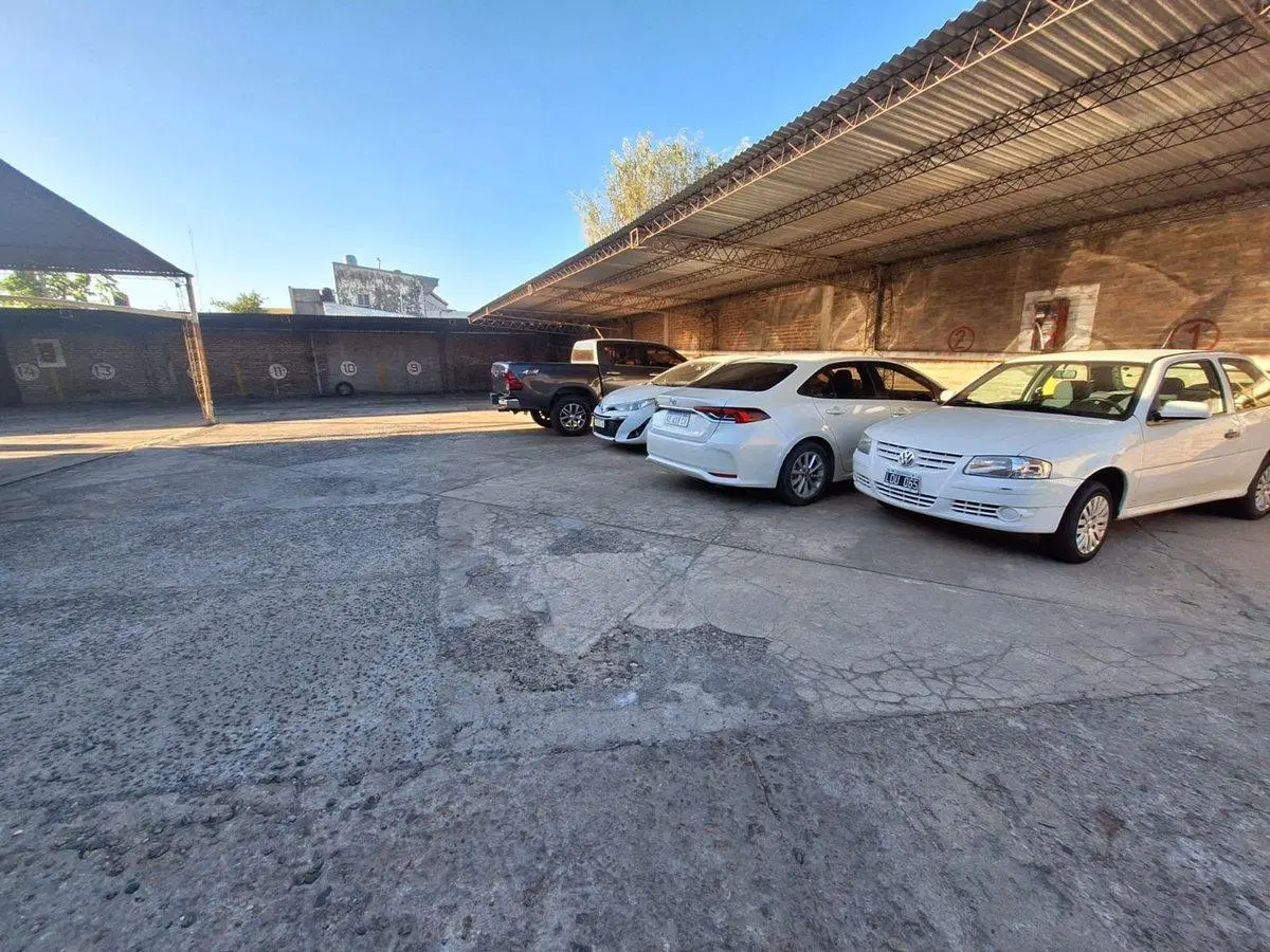 VENTA COMPLEJO DE COCHERAS Y DPTO 2