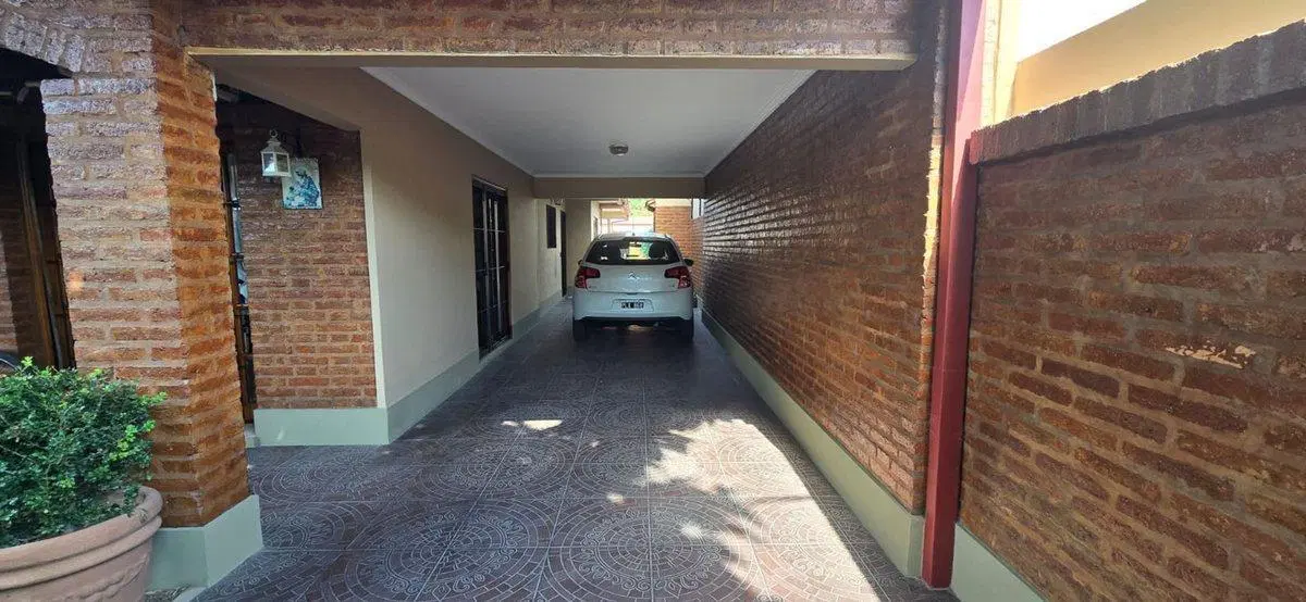 SE VENDE CASA EN SANTO TOME 3 DORMITORIOS Y PILETA 4