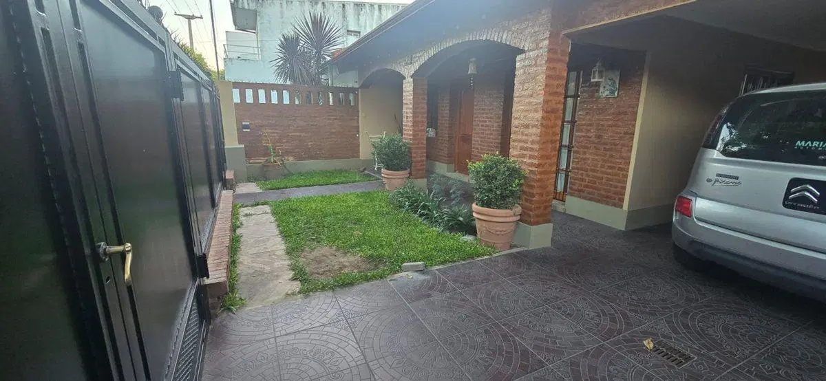 SE VENDE CASA EN SANTO TOME 3 DORMITORIOS Y PILETA 2