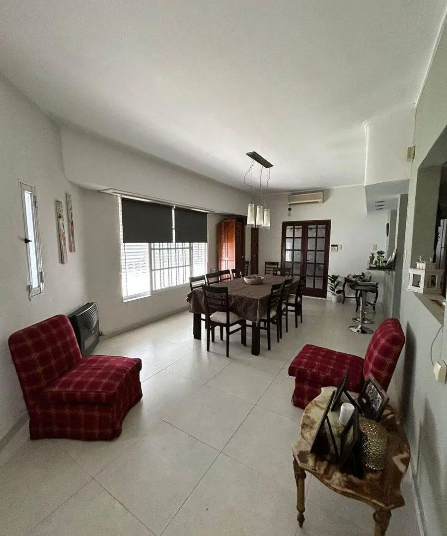 CASA EN VENTA DE 3 DORMITORIOS Y COCHERA! 2