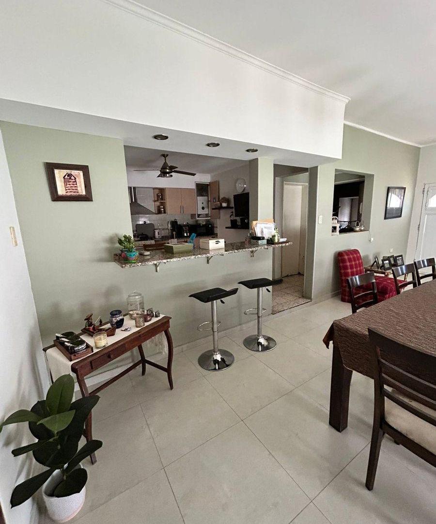 CASA EN VENTA DE 3 DORMITORIOS Y COCHERA!